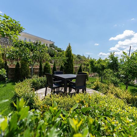 Guesthouse Emiljano เบราท ภายนอก รูปภาพ