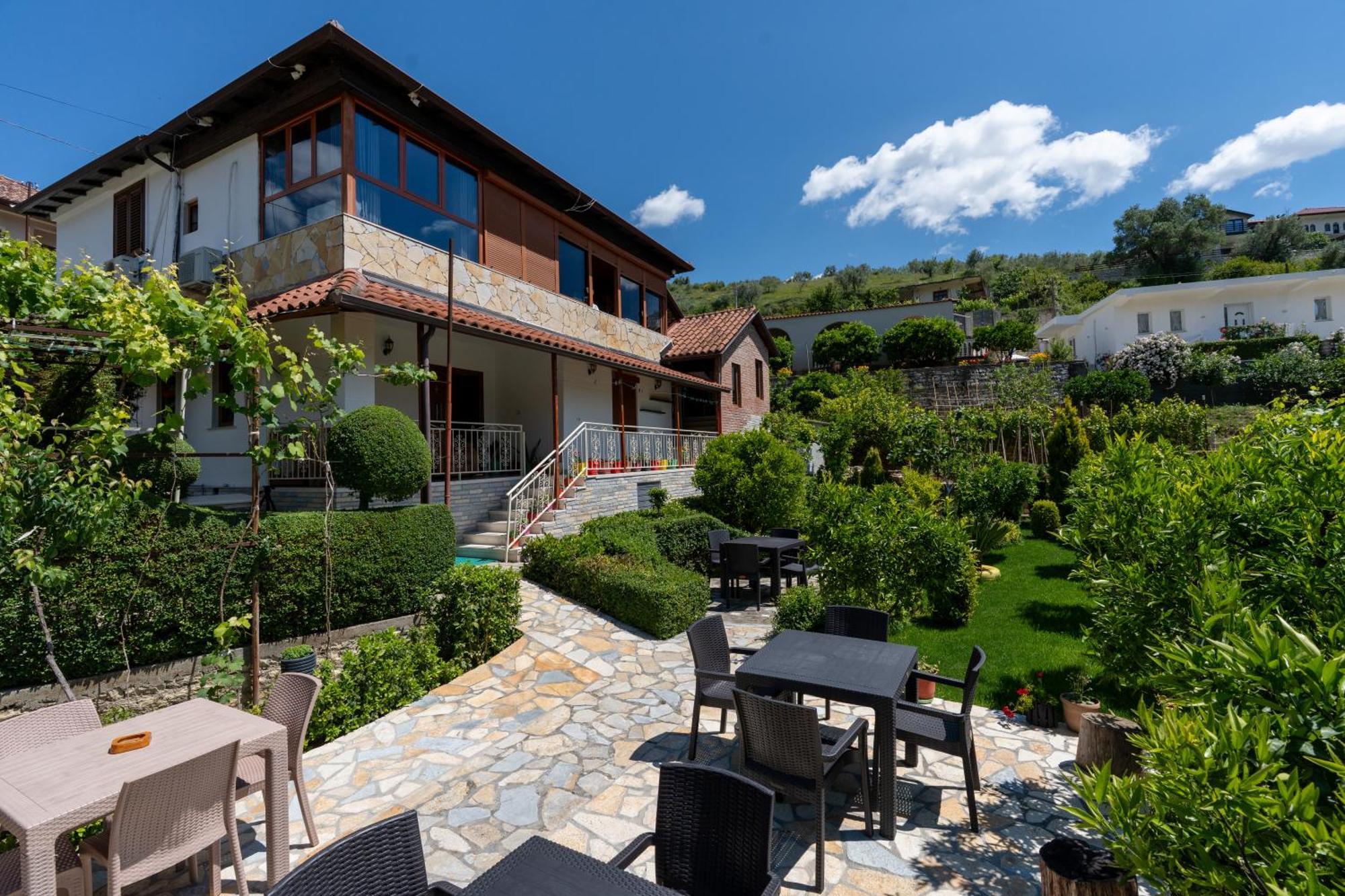 Guesthouse Emiljano เบราท ภายนอก รูปภาพ