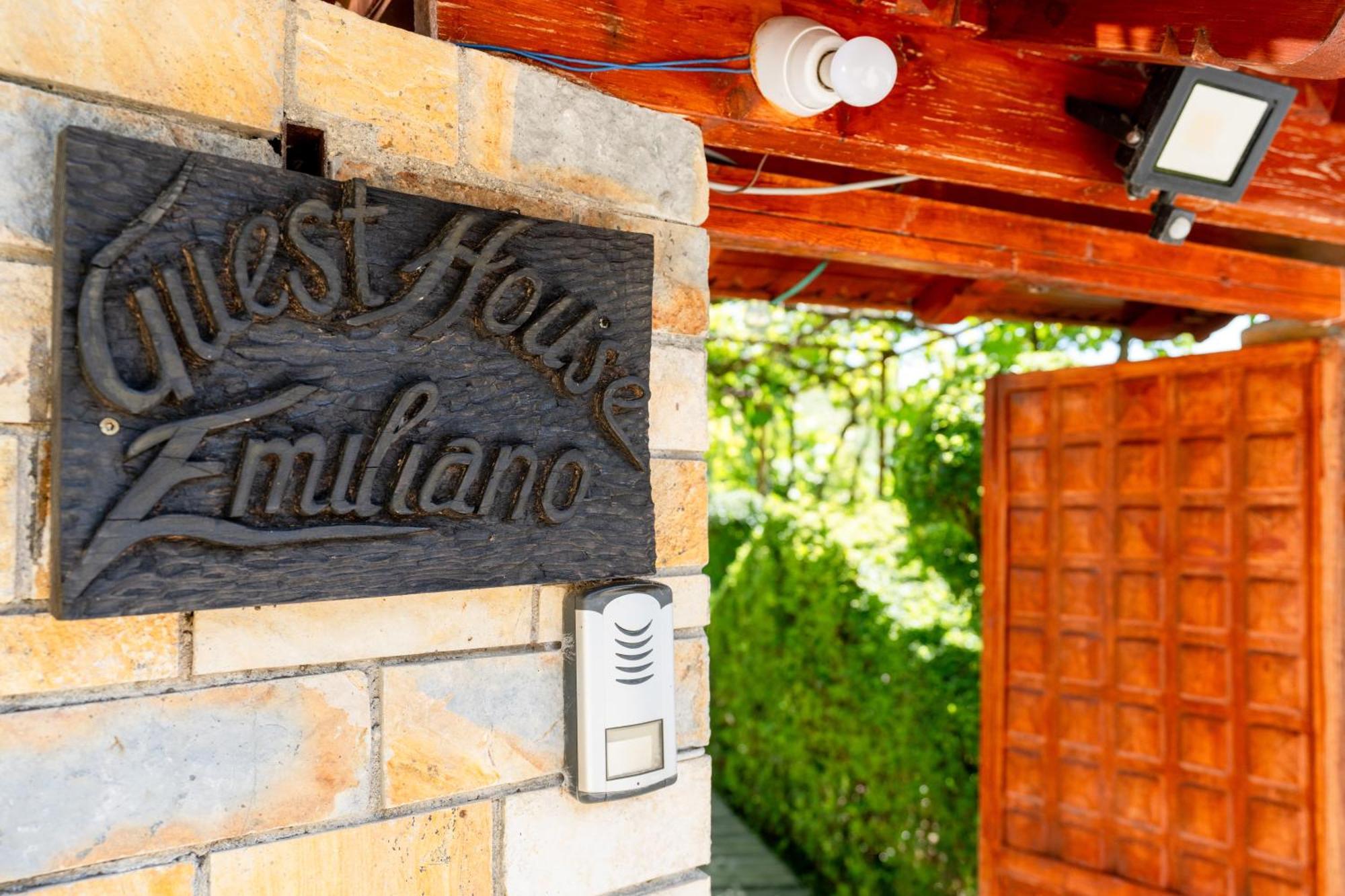 Guesthouse Emiljano เบราท ภายนอก รูปภาพ