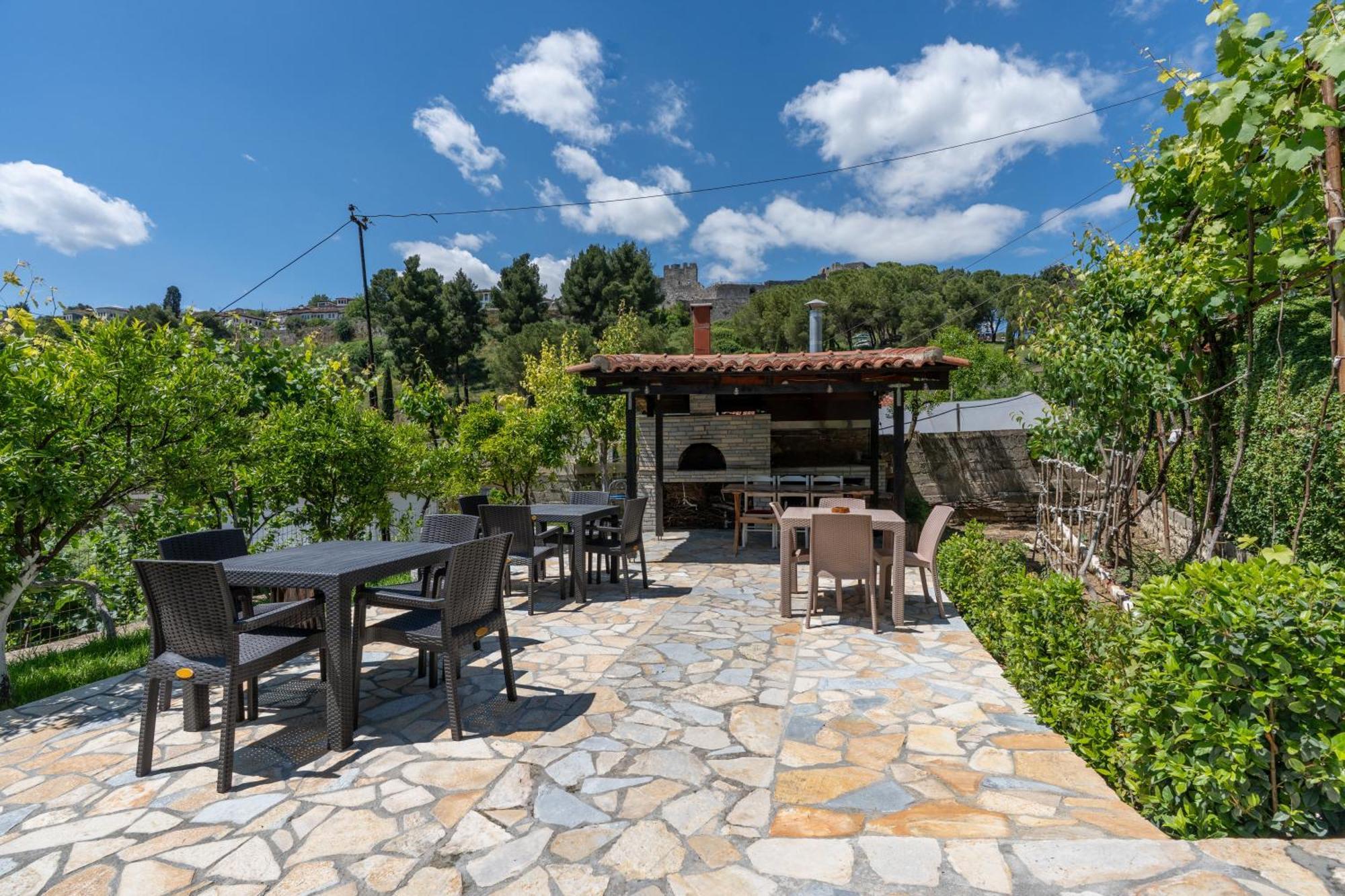 Guesthouse Emiljano เบราท ภายนอก รูปภาพ