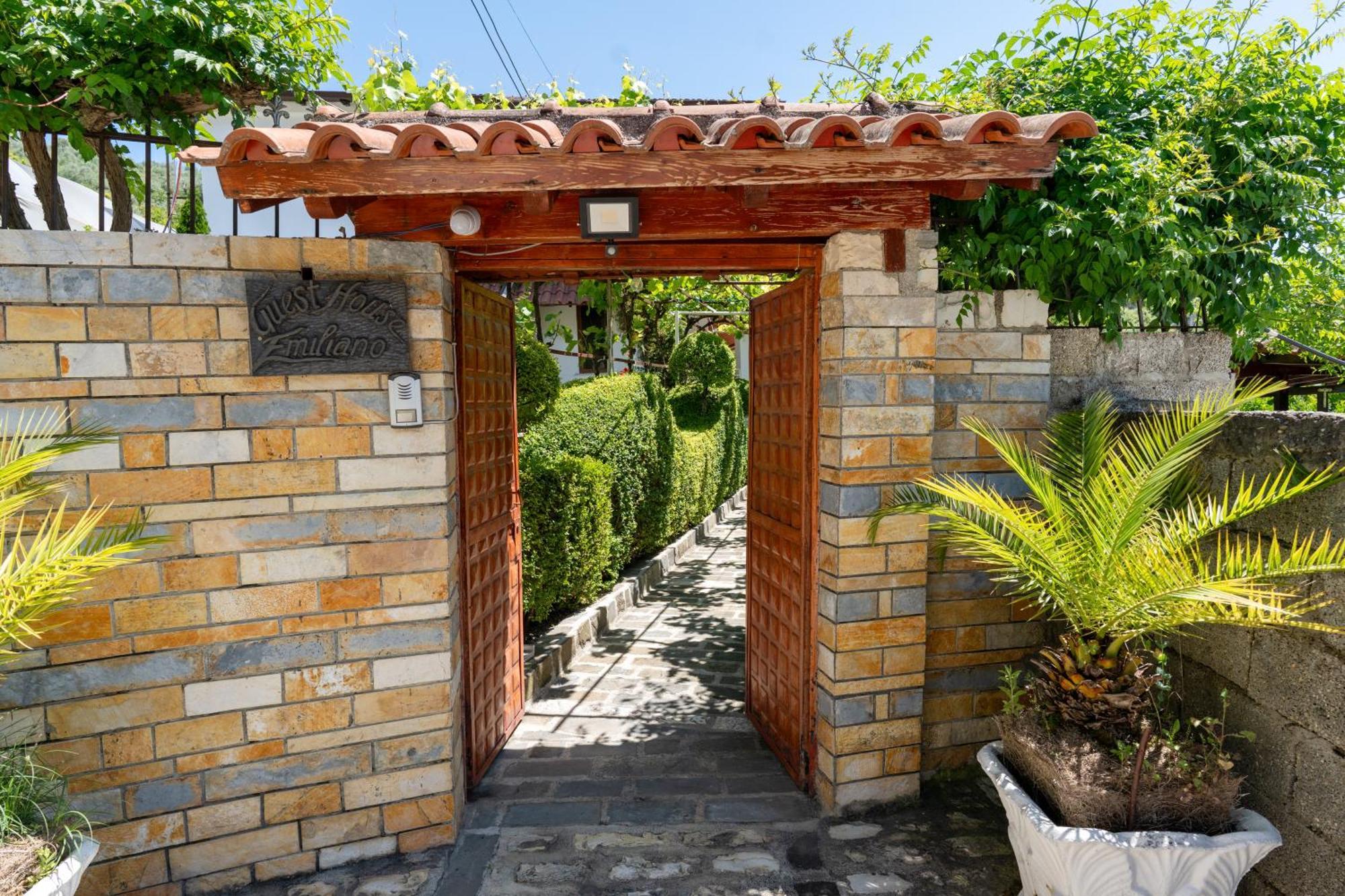 Guesthouse Emiljano เบราท ภายนอก รูปภาพ