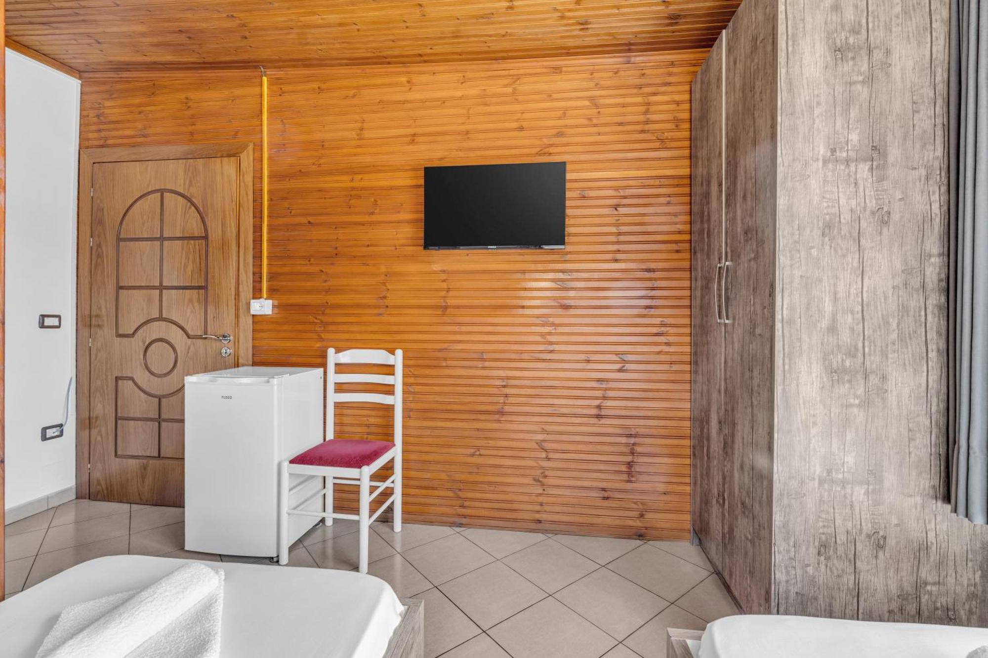 Guesthouse Emiljano เบราท ภายนอก รูปภาพ