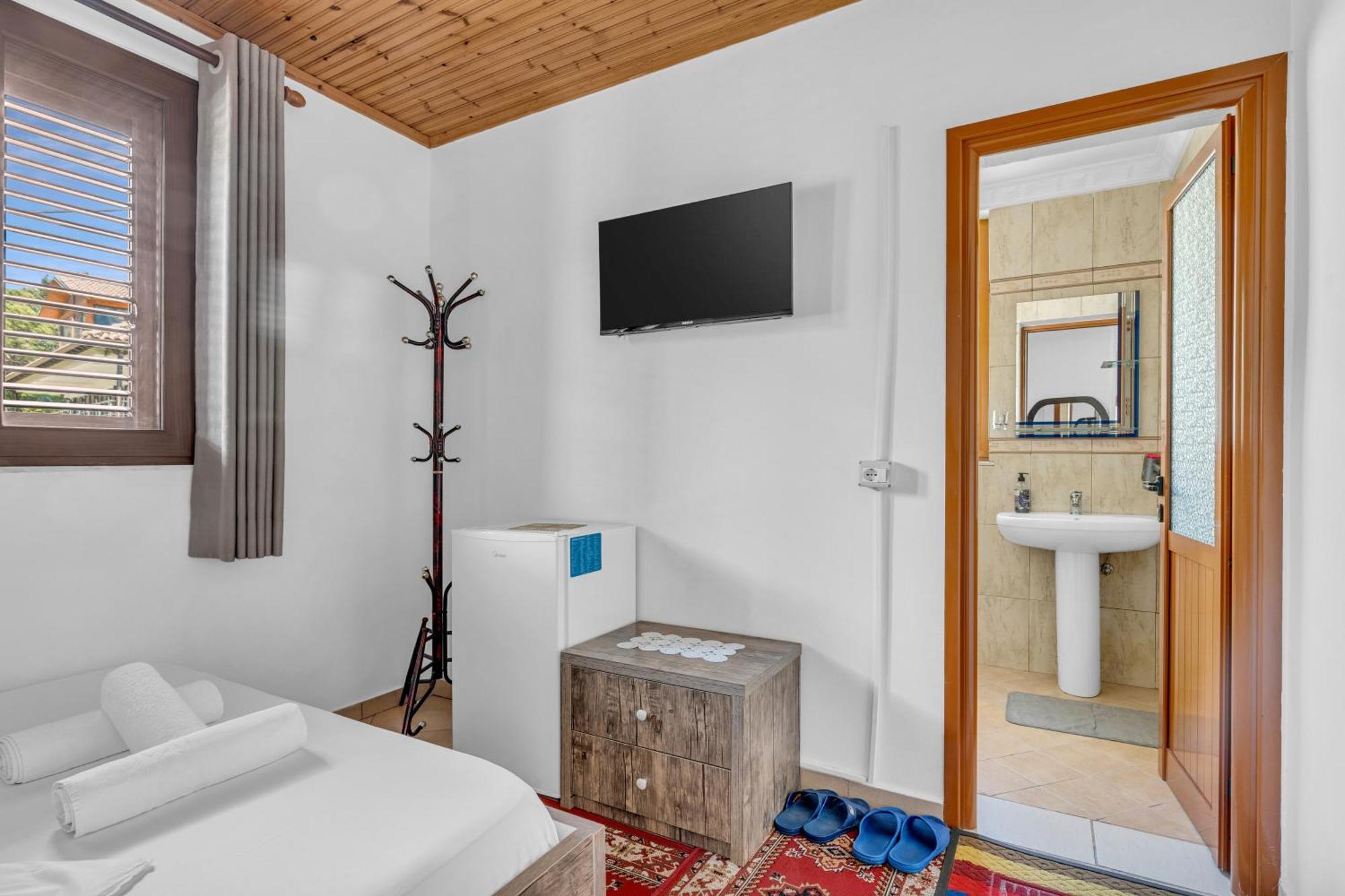 Guesthouse Emiljano เบราท ภายนอก รูปภาพ
