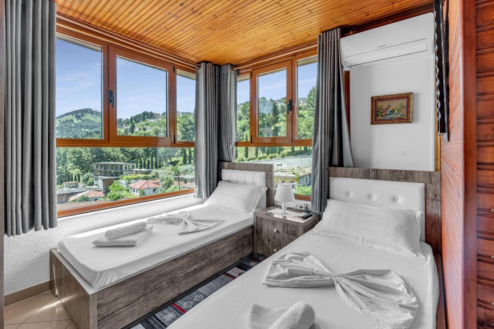 Guesthouse Emiljano เบราท ภายนอก รูปภาพ